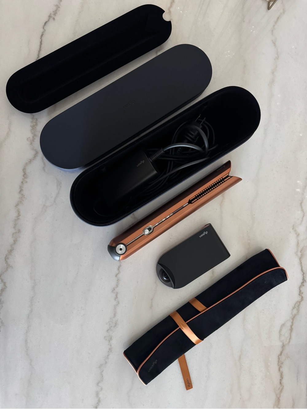 📌FREE hard case- GIFT 🎁
Dyson Copper Hair Straightener with Black Accessories
